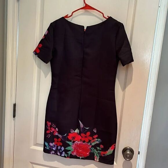 Beautiful dress by Clocolor size medium - Picture 3 of 3